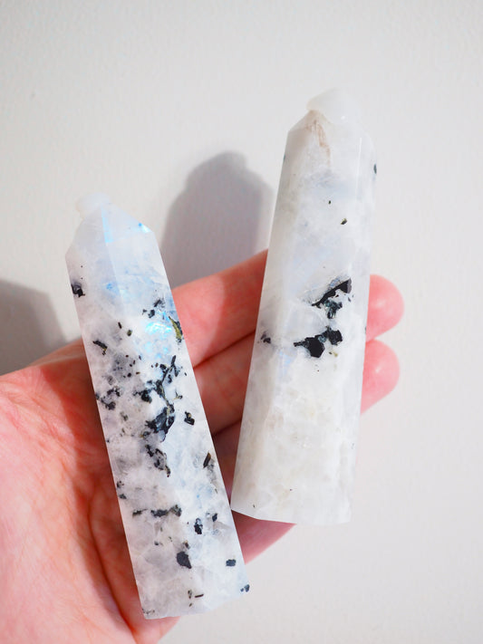 Regenbogen Mondstein / Weißer Labradorit mit Turmalin Spitze . Rainbow Moonstone with Turmalin Point ca. 9-10 cm aus Indien