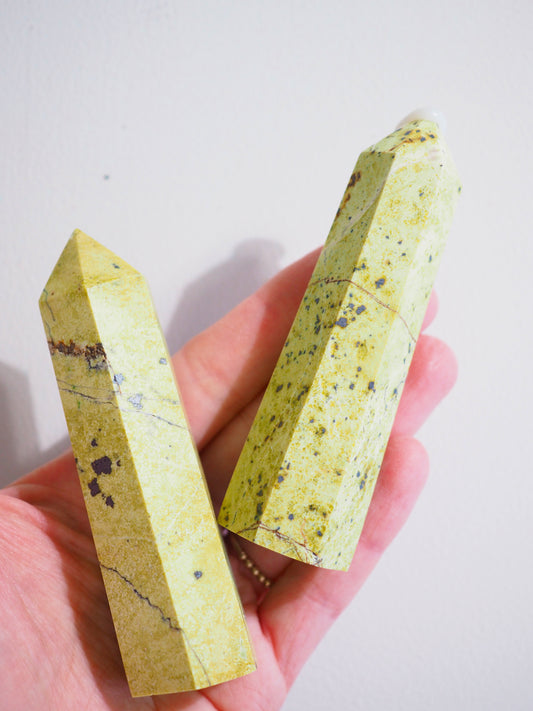 Serpentin Spitze . Serpentine Point ca. 9-10 cm - Peru Handcarved