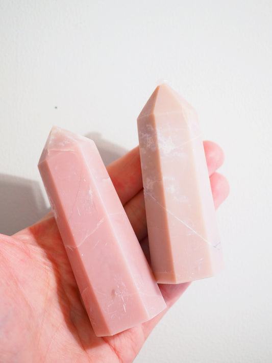 Dunkel Pinke Opal Spitze . Deep Pink Opal Point ca 8-9cm - Hand Carved