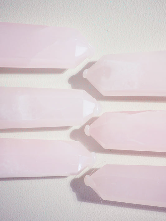 Mangano Pinker Calcit Spitze / Pink Calcite Point ca. 8-9 cm - Handcarving UV REAKTIV