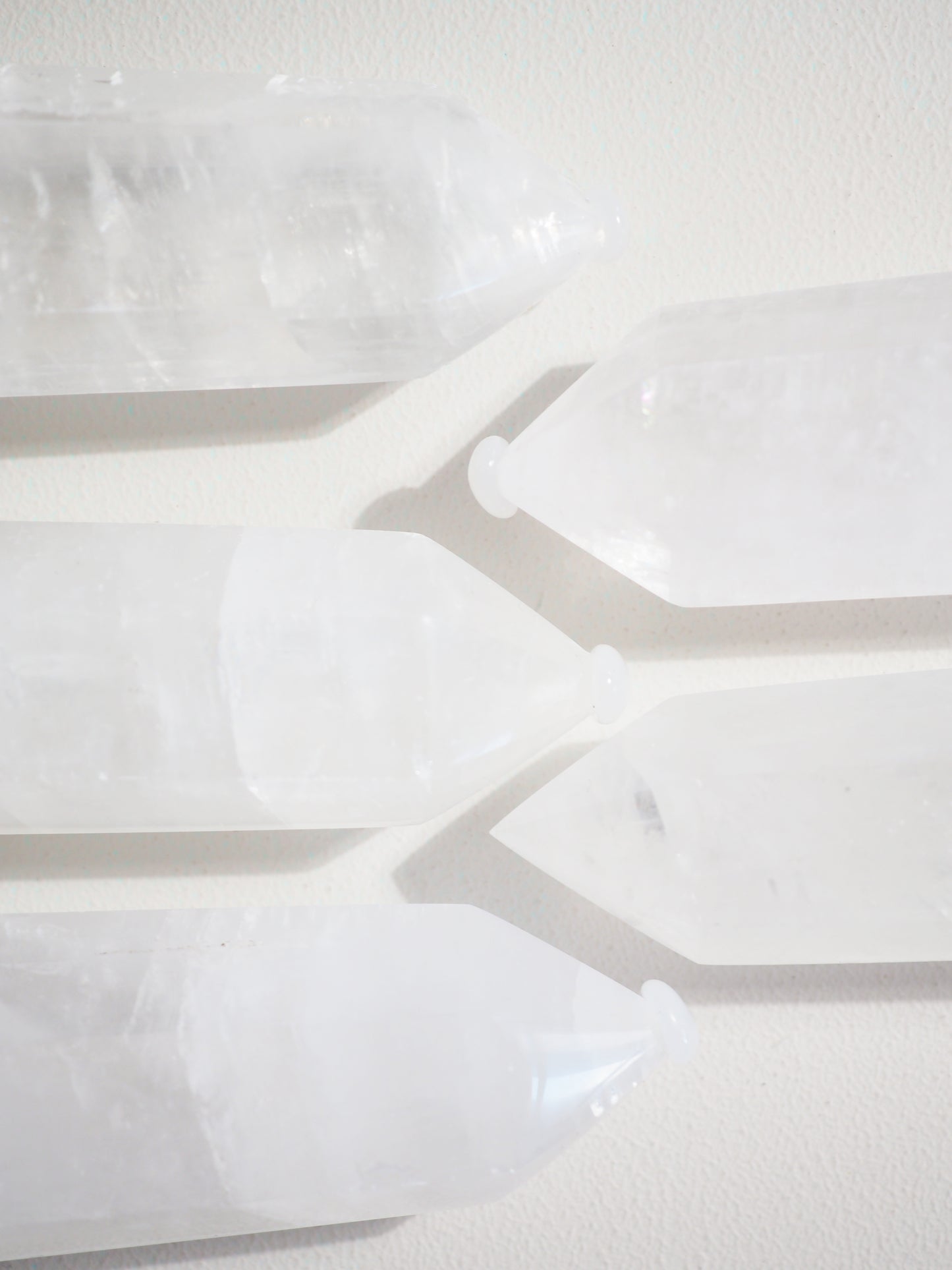 Weisser Calcit Spitze L mit Regenbögen . White Calcite big Point with Rainbows 9-11 cm - HIGH QUALITY