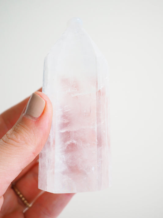 Weisser Calcit Spitze L mit Regenbögen . White Calcite big Point with Rainbows 9-11 cm - HIGH QUALITY