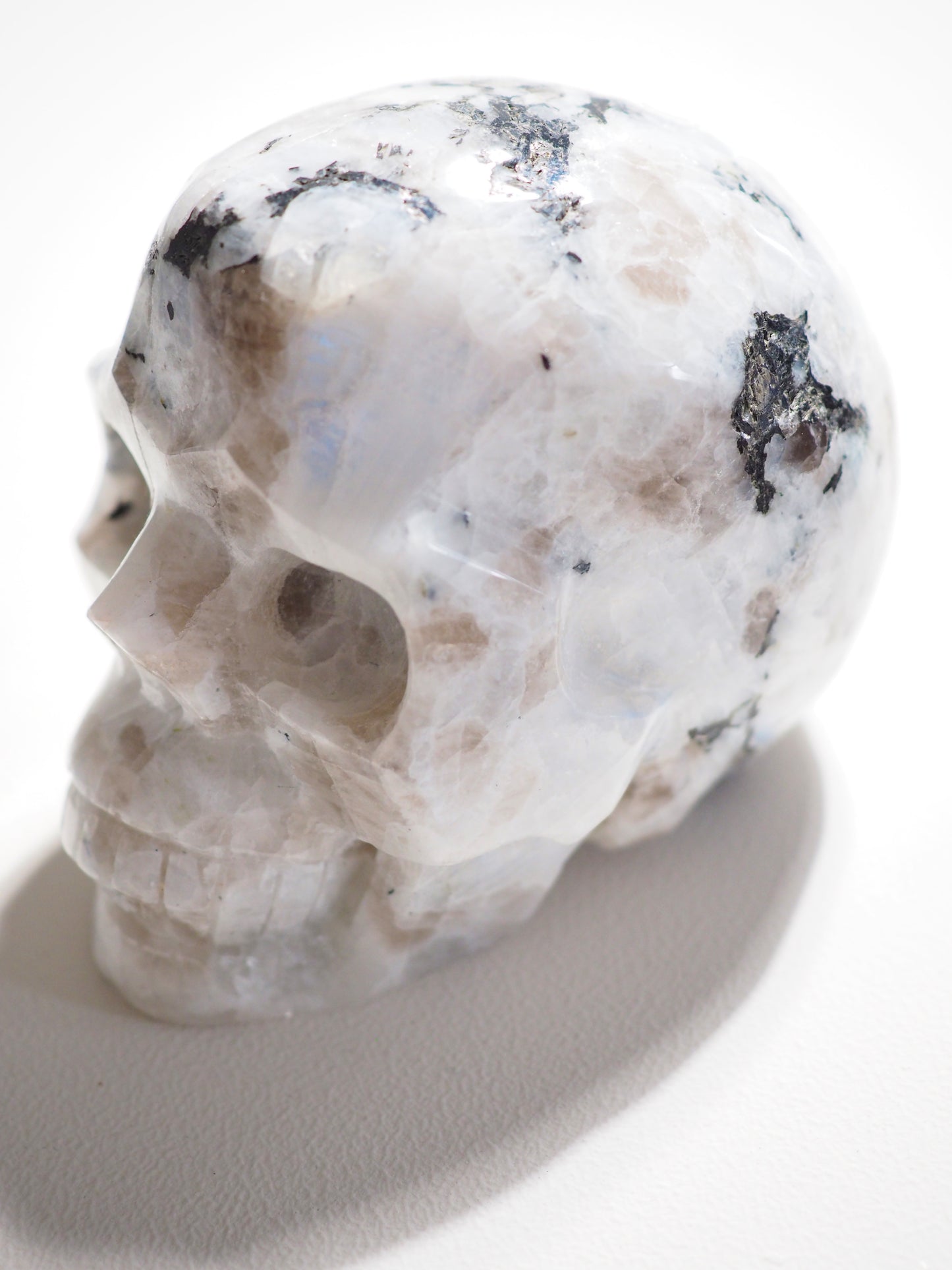 Regenbogen Mondstein Totenkopf . Rainbow Moonstone Skull ca. 11 x 10 cm xxx g - aus Indien . Handcarved in China High Quality