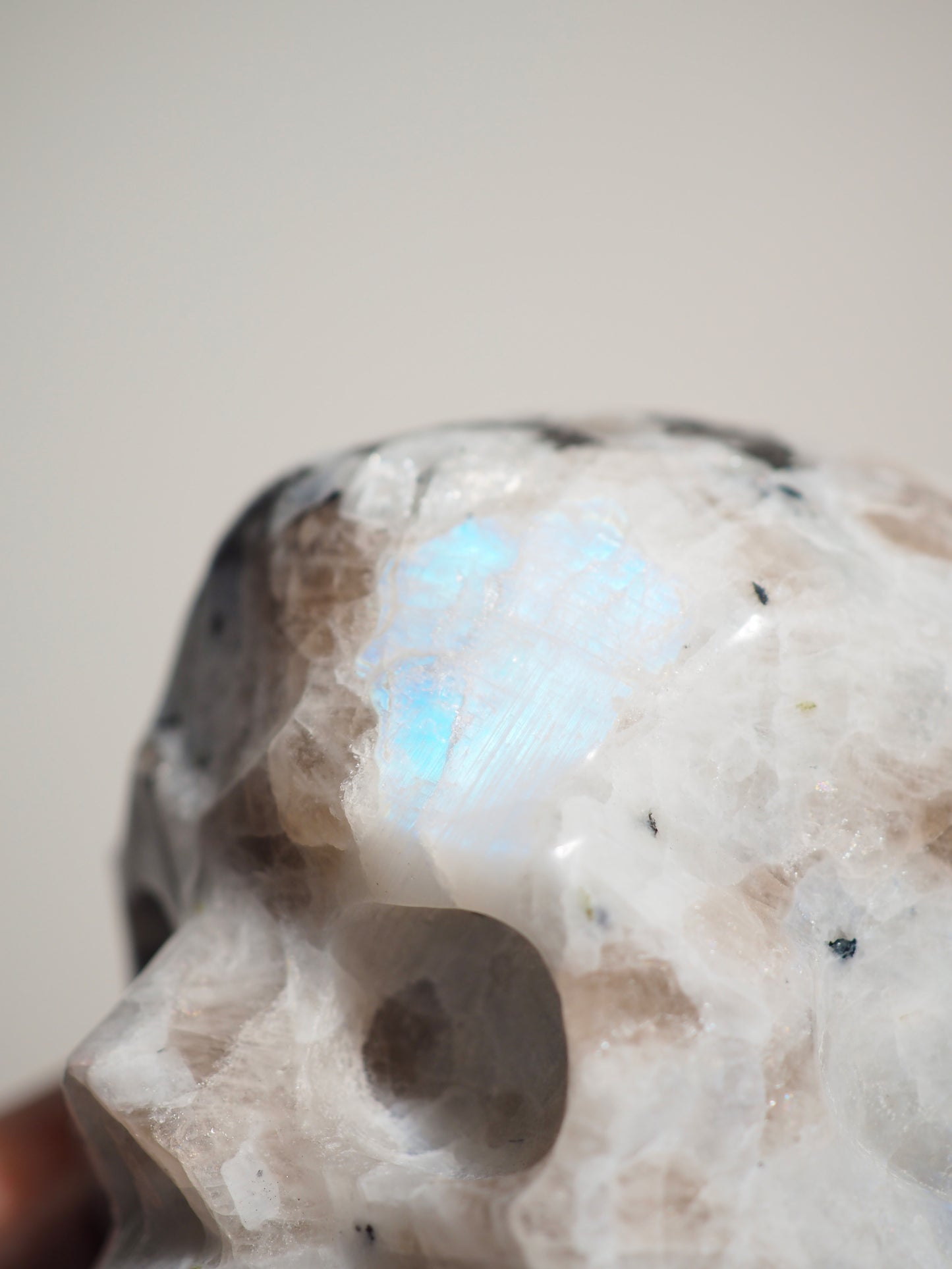 Regenbogen Mondstein Totenkopf . Rainbow Moonstone Skull ca. 11 x 10 cm xxx g - aus Indien . Handcarved in China High Quality