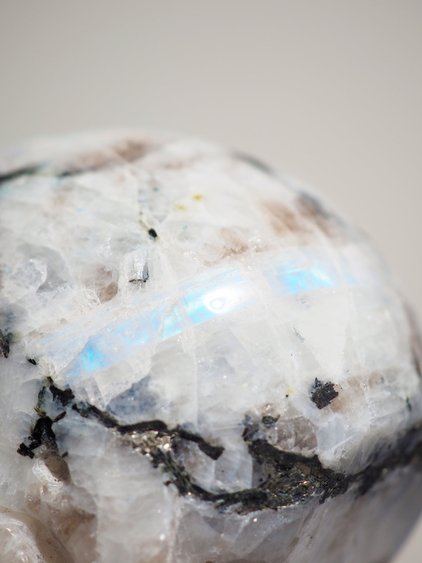 Regenbogen Mondstein Totenkopf . Rainbow Moonstone Skull ca. 11 x 10 cm xxx g - aus Indien . Handcarved in China High Quality