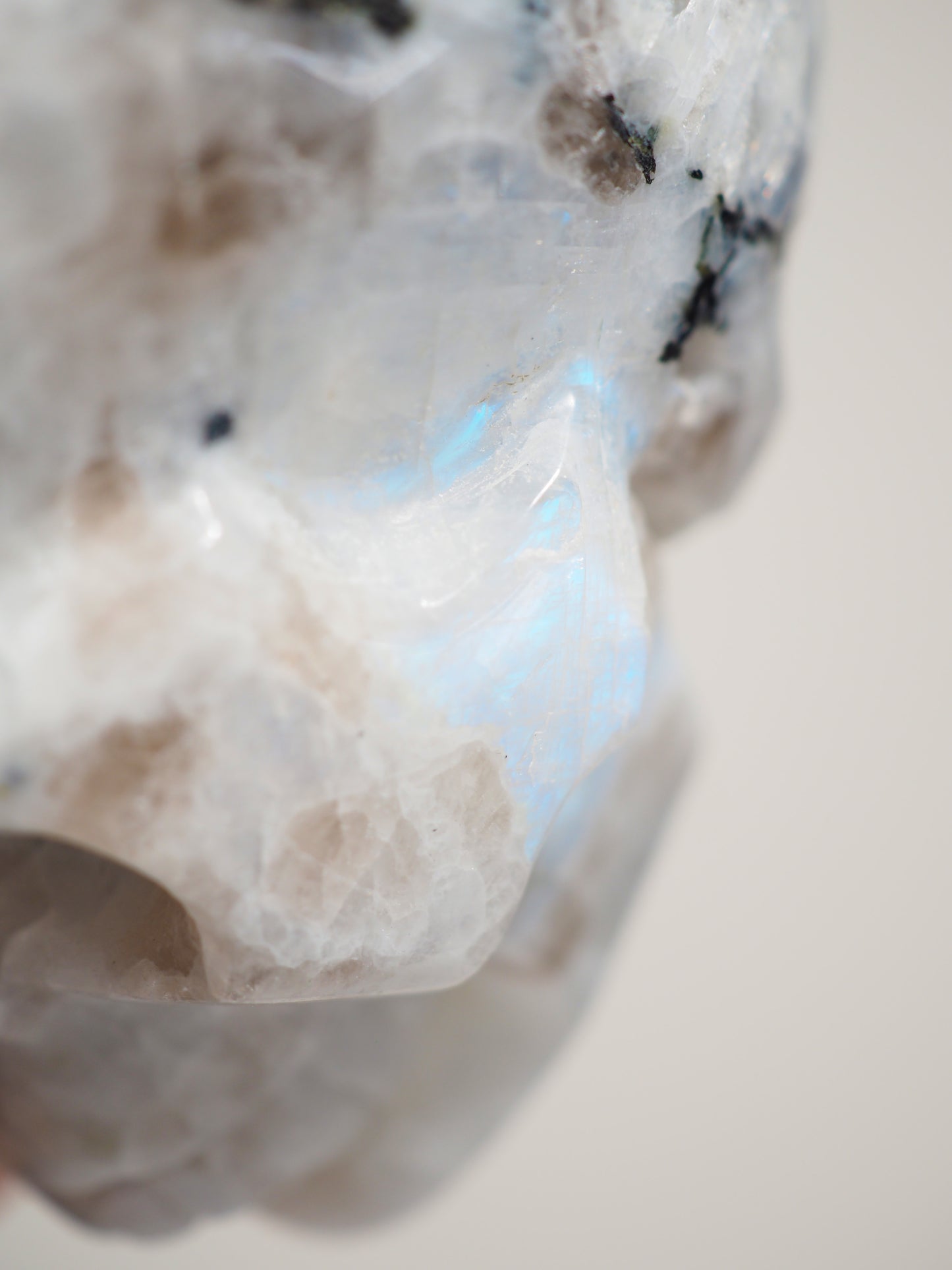 Regenbogen Mondstein Totenkopf . Rainbow Moonstone Skull ca. 11 x 10 cm xxx g - aus Indien . Handcarved in China High Quality
