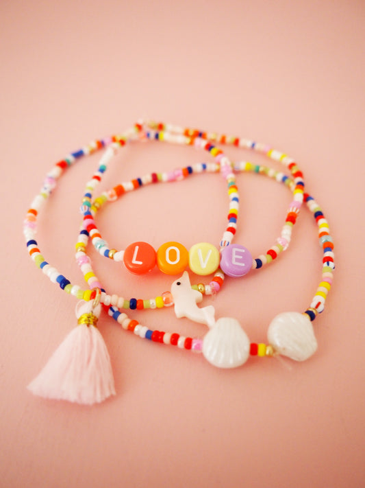 Ibizastyle Armband LOVE mit Rosa Quaste, bunten Japanischen Glasperlen, Perlmuttdelfin und Glasmuscheln
