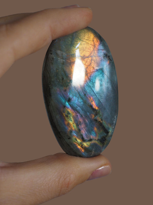Türkies Regenbogen flahy Labradorit . Palmstone Seifenstein Handstein ca.6  cm  - Madagascar Hand poliert HIGH QUALITY