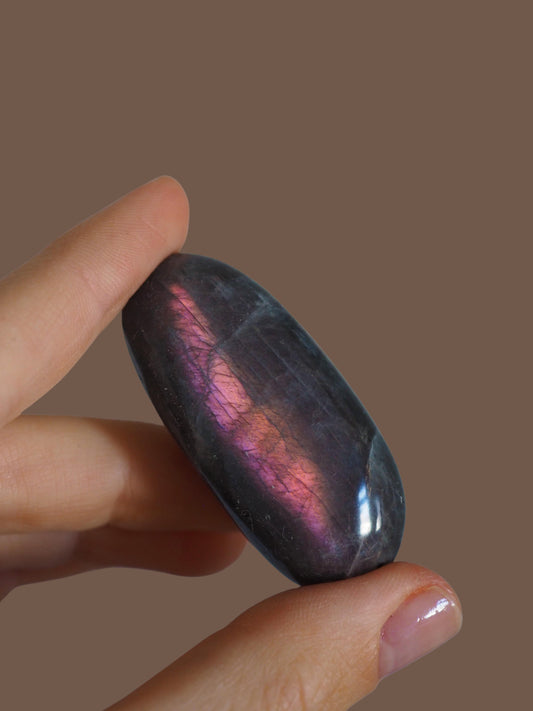 Violett Labradorit Palmstone . Seifenstein Handstein ca. 5 cm  - Madagascar Hand poliert HIGH QUALITY