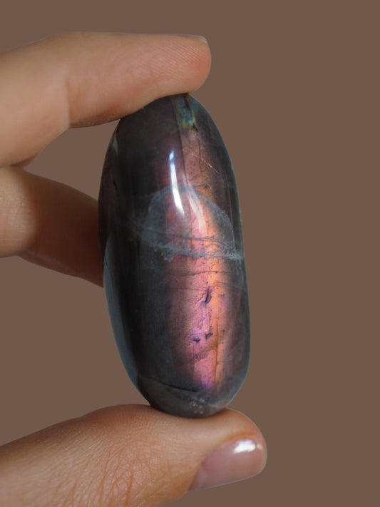 Violett Labradorit Palmstone . Seifenstein Handstein ca. 5 cm - Madagascar Hand poliert HIGH QUALITY