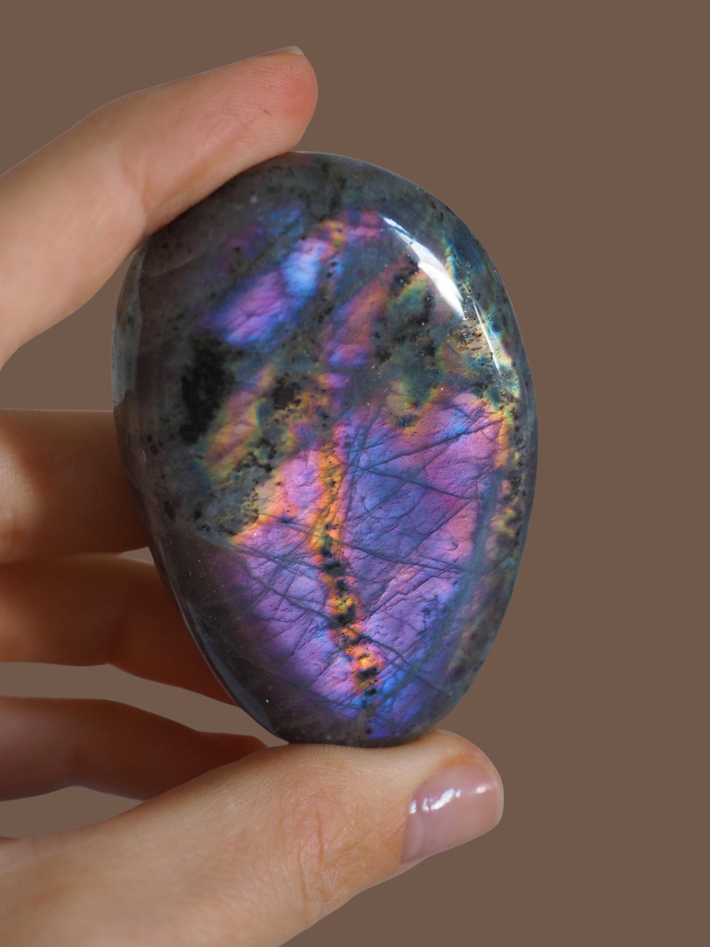 Lila Blau Regenbogen flashy Labradorit Palmstone . Seifenstein Handstein ca. 6.5 cm  - Madagascar Hand poliert HIGH QUALITY