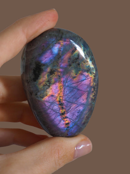 Lila Blau Regenbogen flashy Labradorit Palmstone . Seifenstein Handstein ca. 6.5 cm  - Madagascar Hand poliert HIGH QUALITY