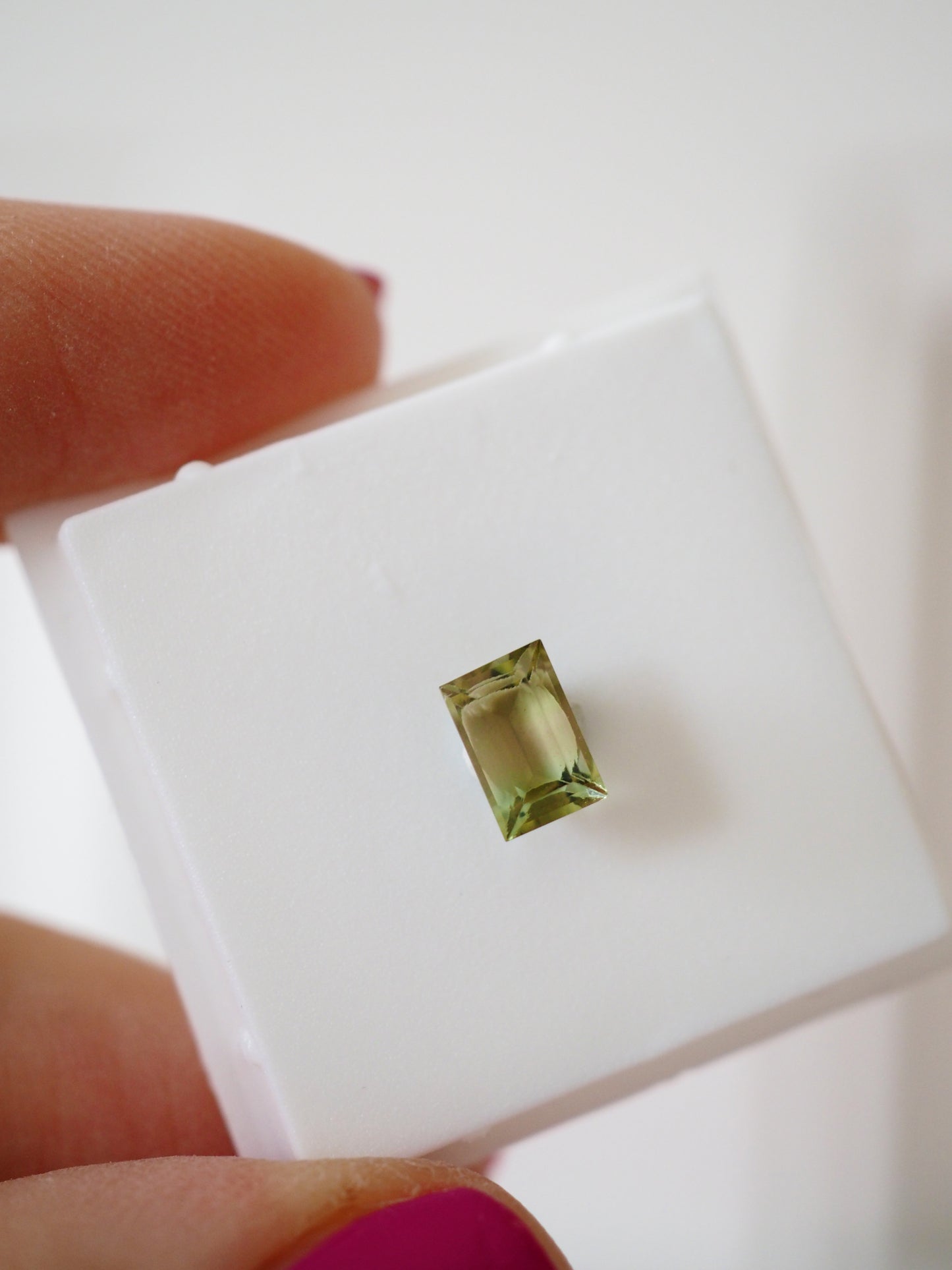 Grüner Wassermelonen Turmalin Faccettiert . MINI MINERALS IN BOX  3x3cm - geschliffen in Indien