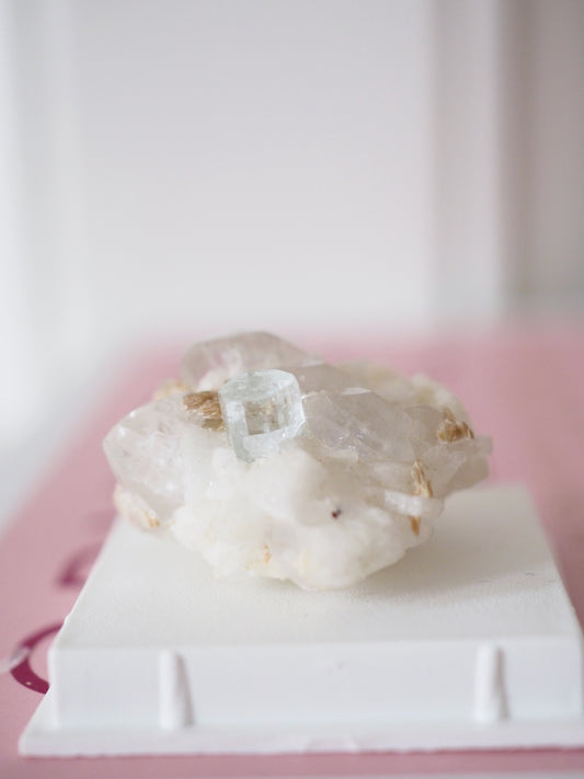 Aquamarin in Matrix mit Bergkristall und Muscovit . MINI MINERALS IN BOX 4x4cm - aus Pakistan