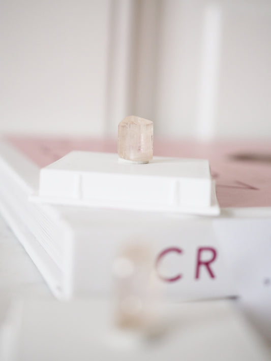 Pinker Topaz . MINI MINERALS IN BOX 4x4cm - aus Katlang Pakistan