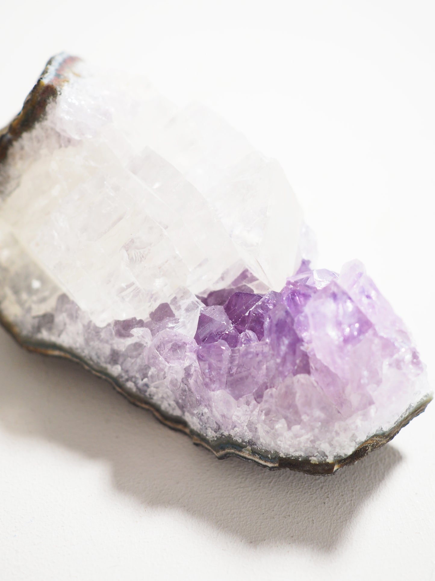 Violettes Amethyst Cluster mit Calcite mit Regenbögen ca. xx cm - aus Brasilien