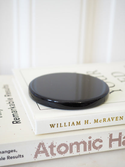 Schwarzer Obsidian Spiegel . Black Obsidian  ca.  7.5 cm - aus Mexiko