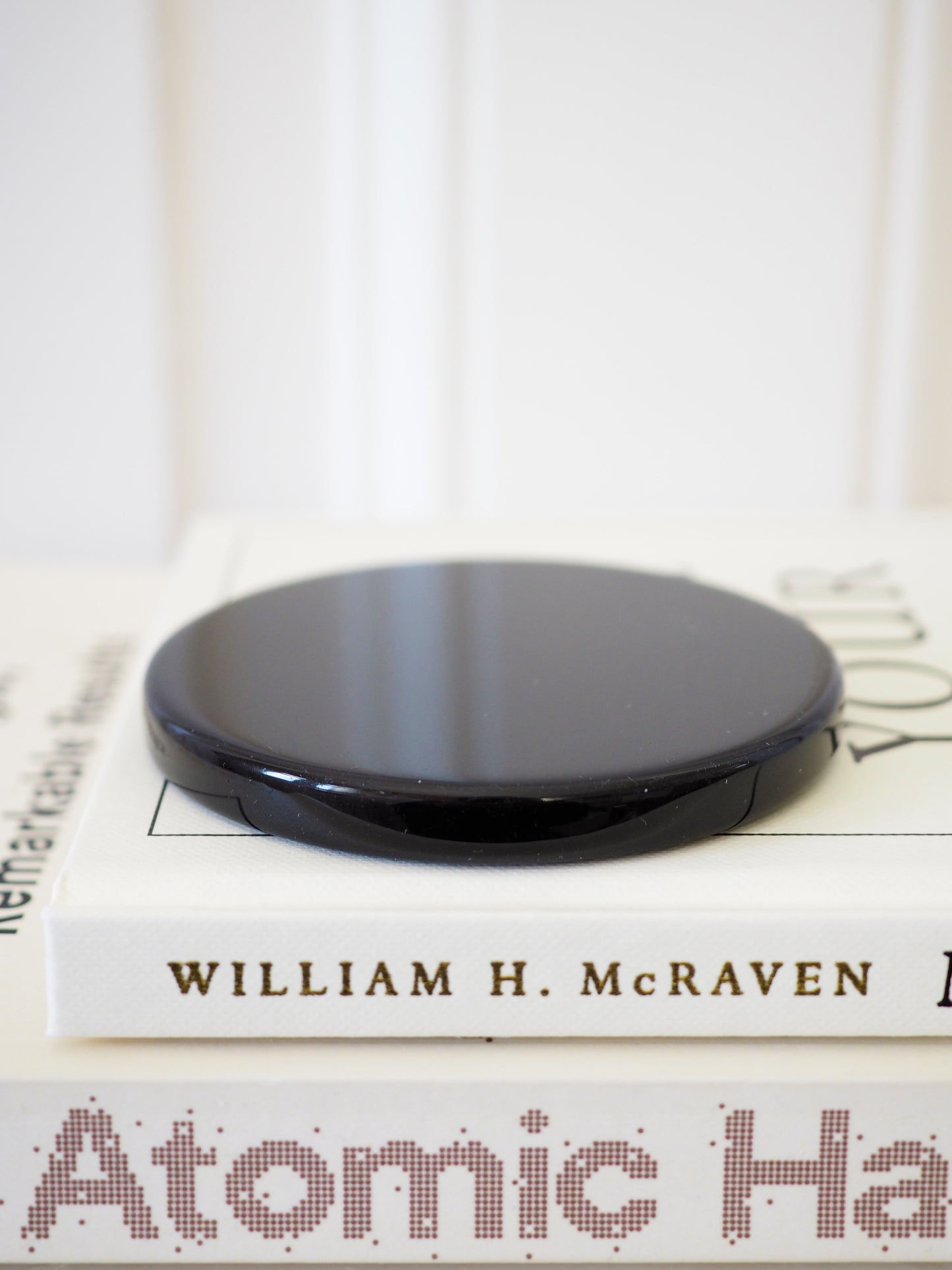 Schwarzer Obsidian Spiegel . Black Obsidian  ca.  7.5 cm - aus Mexiko