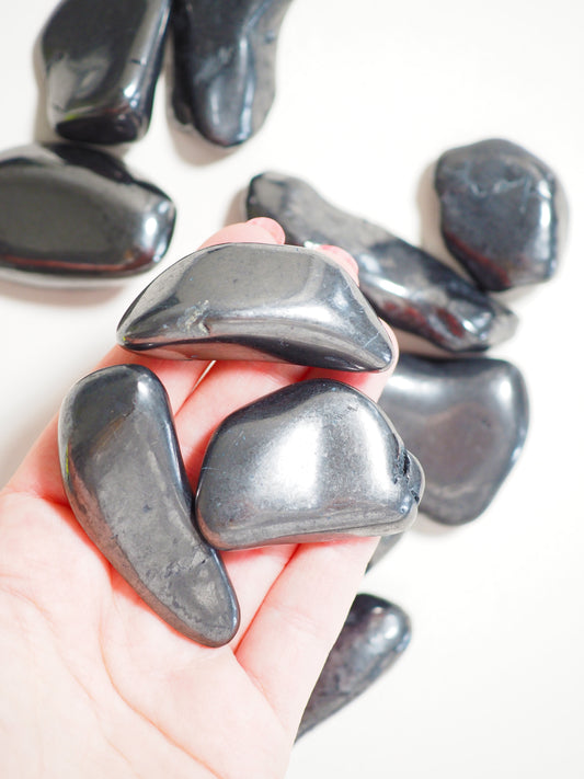 Edel Schungit Trommel Stein . Fancy Shungite Tumble ca. 5 cm - aus Russland