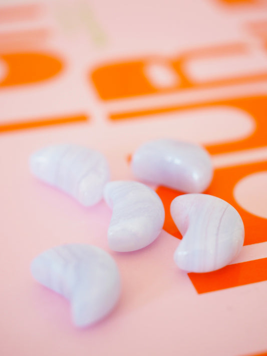 Blauer Spitzen Achat Mini Mond . Blue Lace Agate Mini Moon ca. 1.5 cm - aus Namibia HIGH QUALITY