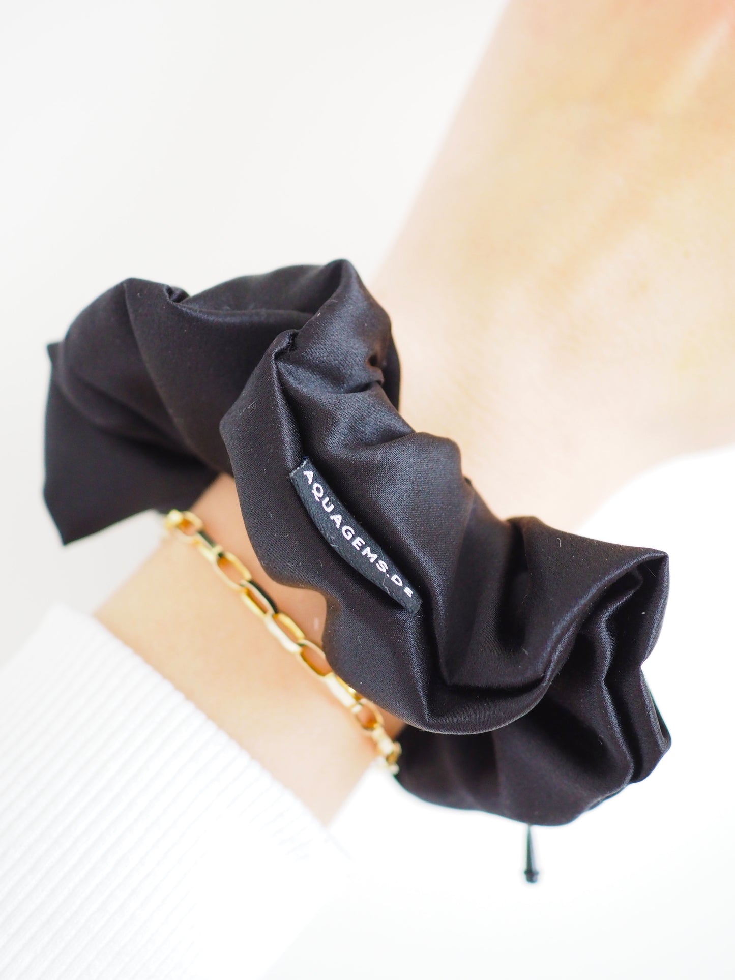 CRYSTAL SCRUNCHIE 100% Maulbeerseiden Haargummi mit Kristall Tasche & Schwarzem Turmalin - SCHWARZ