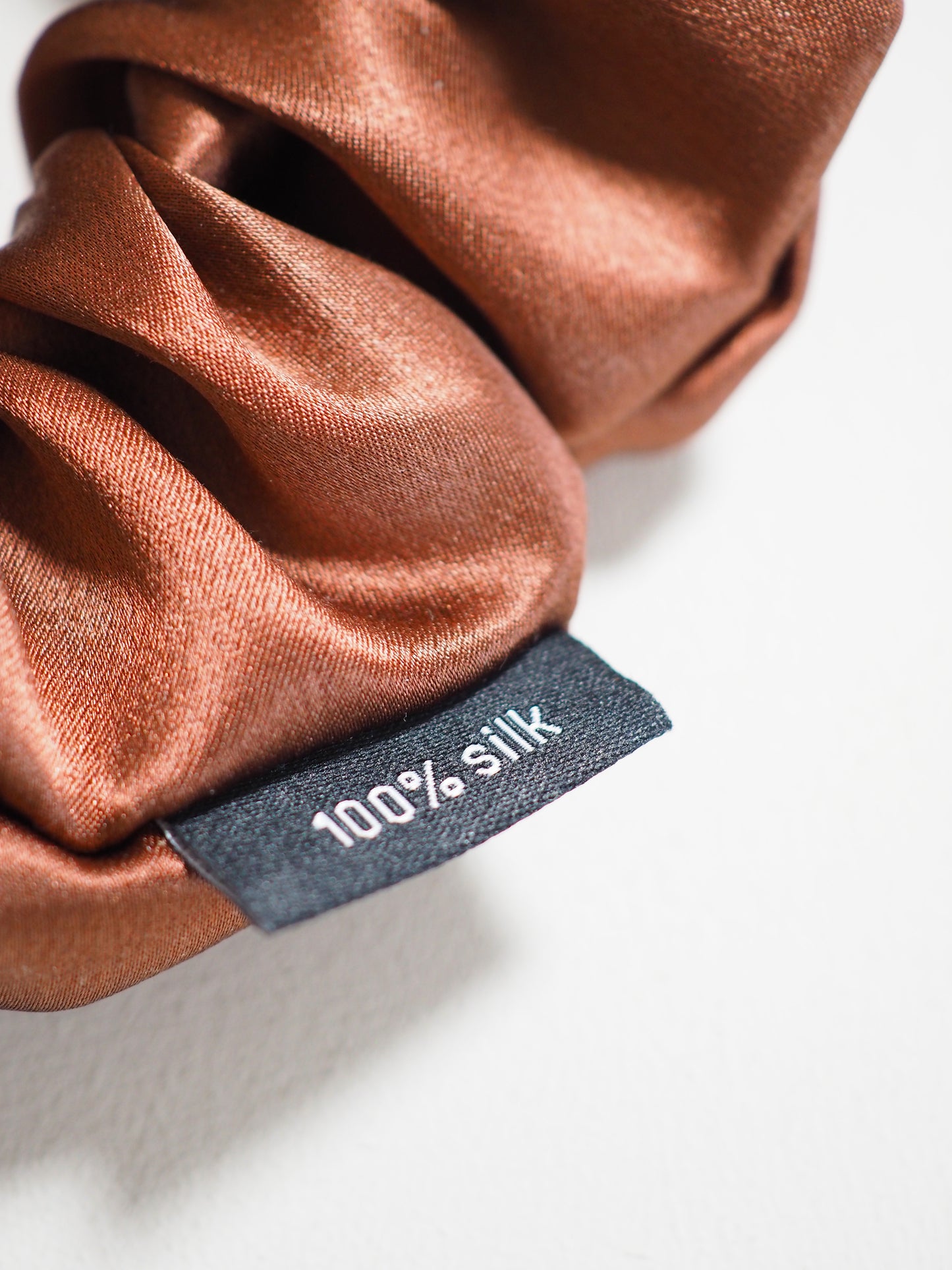 CRYSTAL SCRUNCHIE 100% Maulbeerseiden Haargummi mit Kristall Tasche - BROWN . Braun