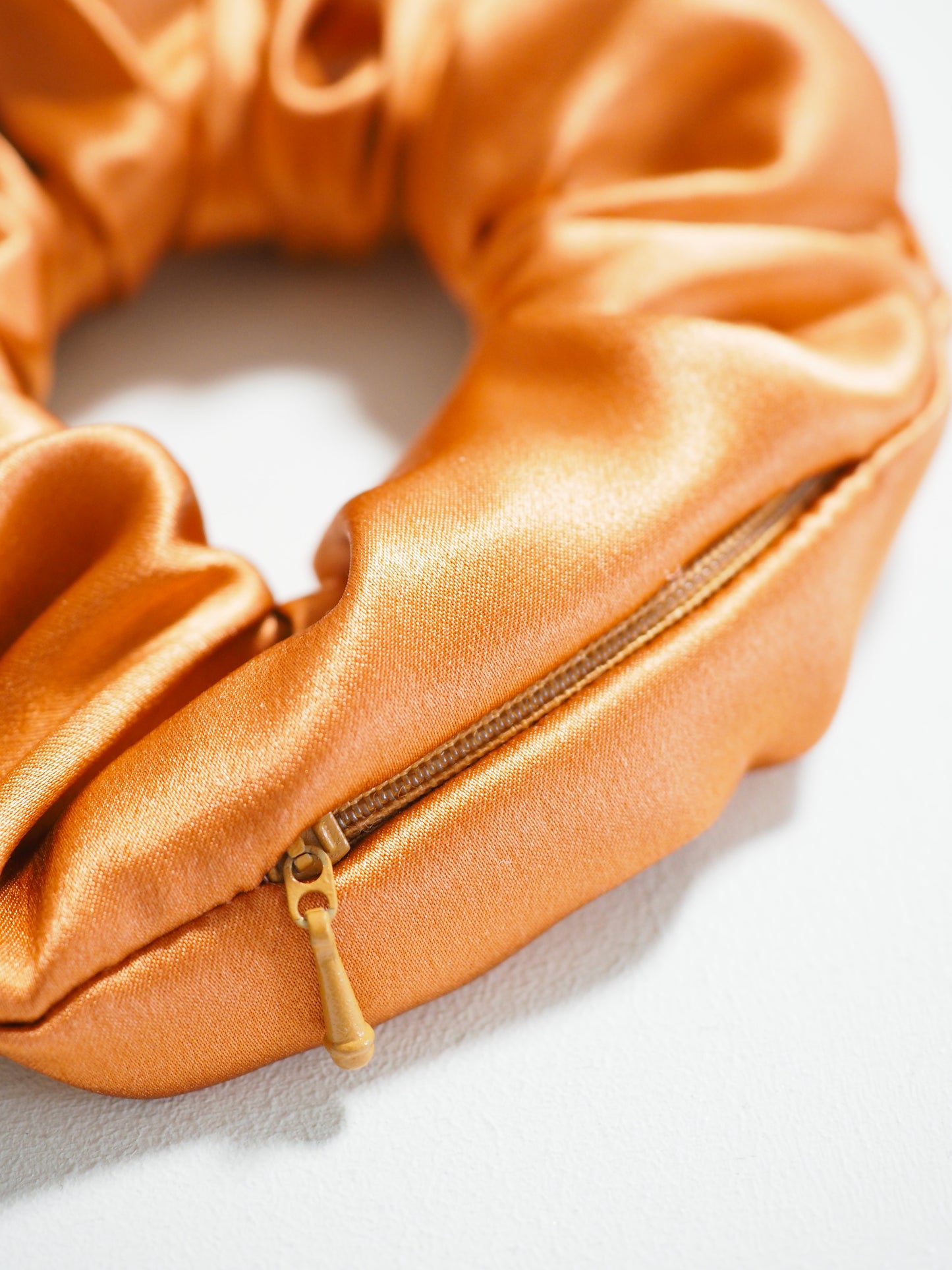 CRYSTAL SCRUNCHIE 100% Maulbeerseiden Haargummi mit Kristall Tasche -  COPPER . Kupfer