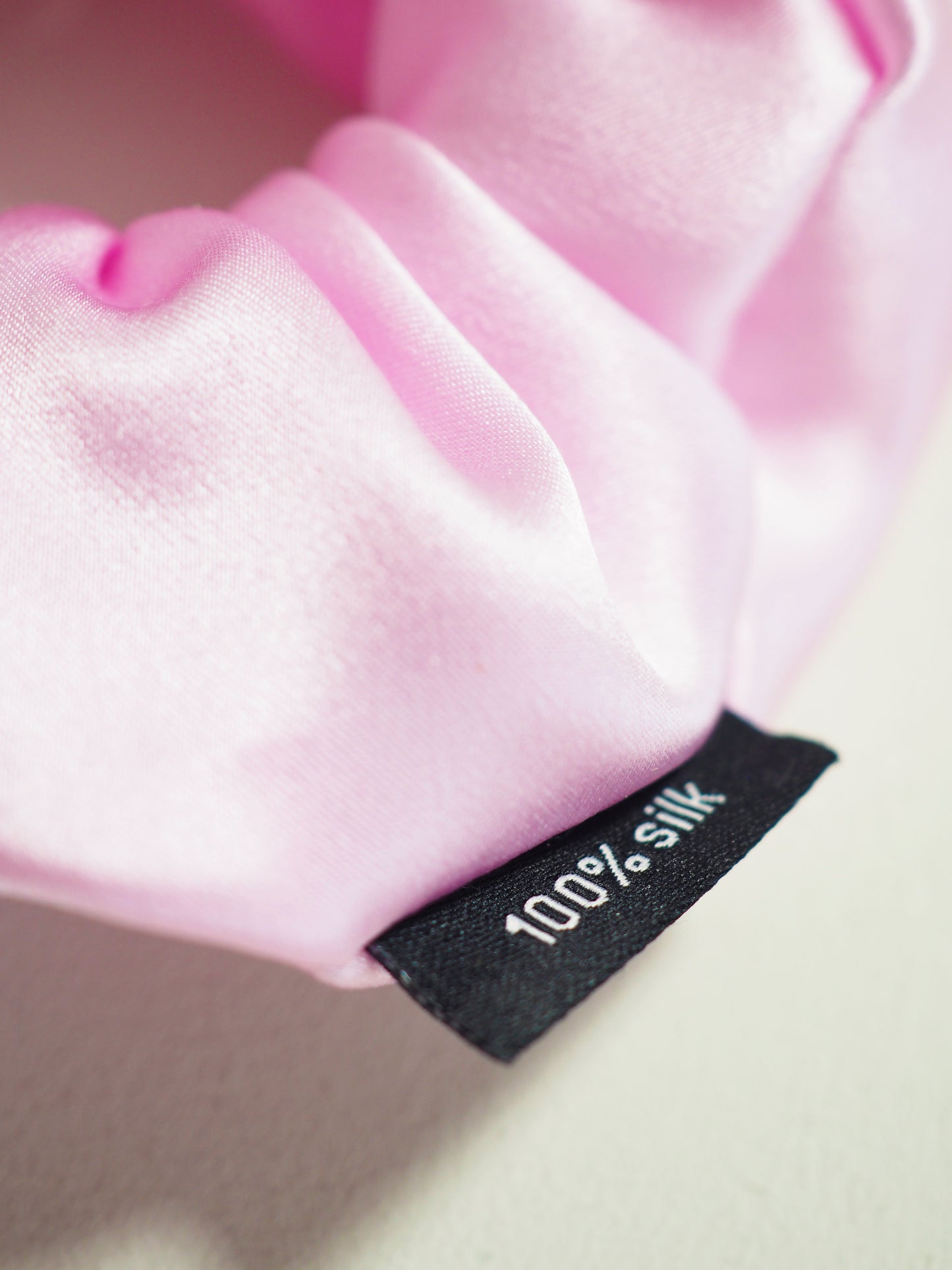 CRYSTAL SCRUNCHIE 100% Maulbeerseiden Haargummi mit Kristall Tasche - LIGHT LAVENDER . Hell Lila