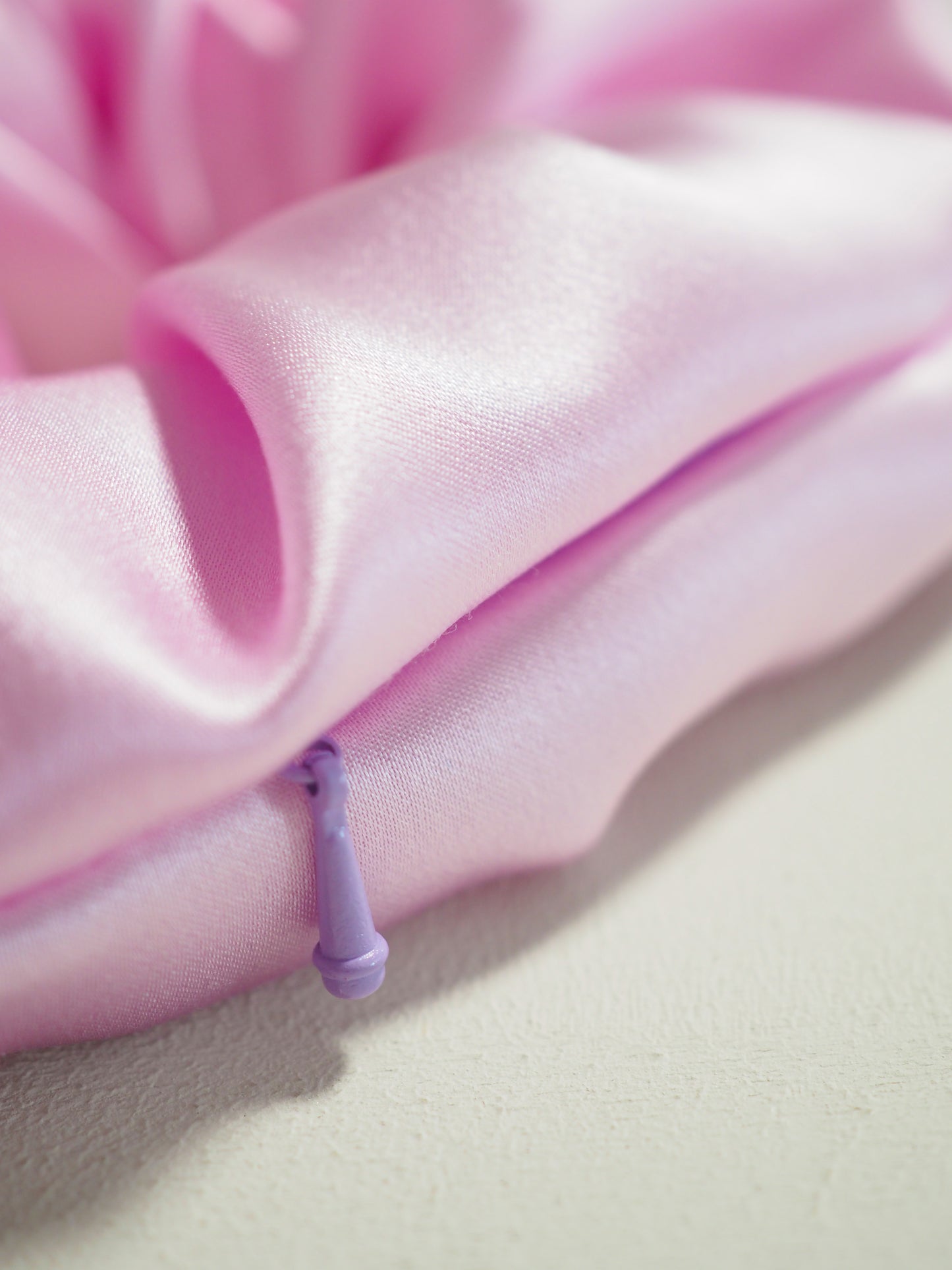 CRYSTAL SCRUNCHIE 100% Maulbeerseiden Haargummi mit Kristall Tasche - LIGHT LAVENDER . Hell Lila