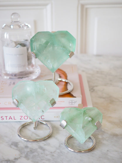 Mint Grünes Fluorit Herz MIT Halter  ca 6.5-8 cm - aus Mozambique HIGH QUALITY