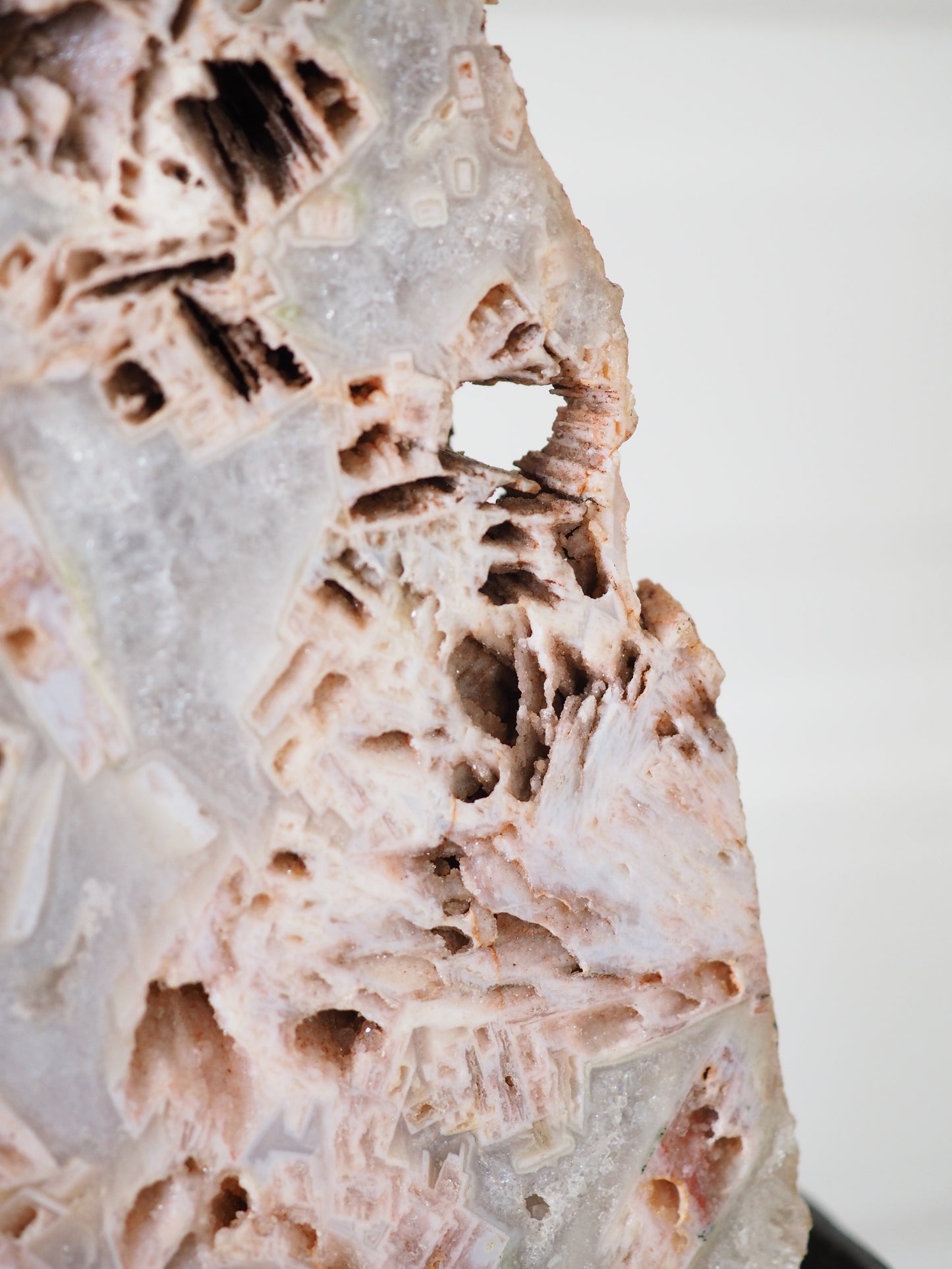 Pink Amethyst auf Ständer . Pink Amethyst on Stand ca. 52 cm  [29] - aus Patagonien