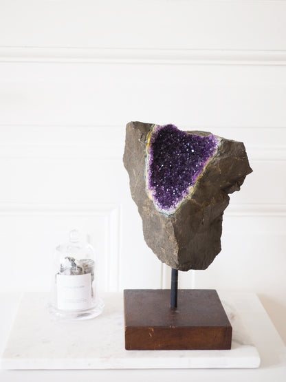 Amethyst in Basalt auf Ständer - Amethyst in Basalt on Stand ca 4.6Kg 30 cm - aus Brasilien