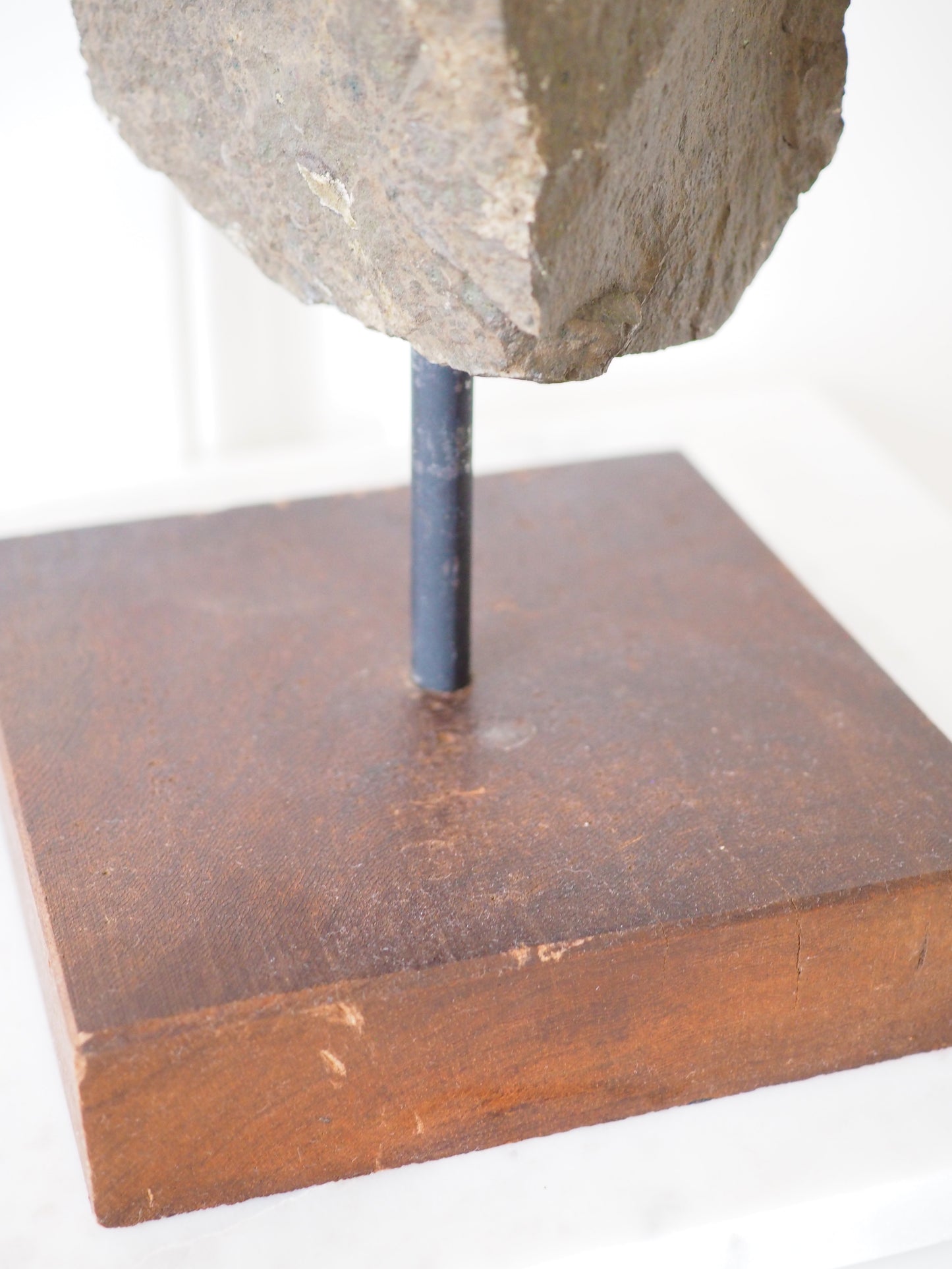 Amethyst in Basalt auf Ständer - Amethyst in Basalt on Stand ca 4.6Kg 30 cm - aus Brasilien