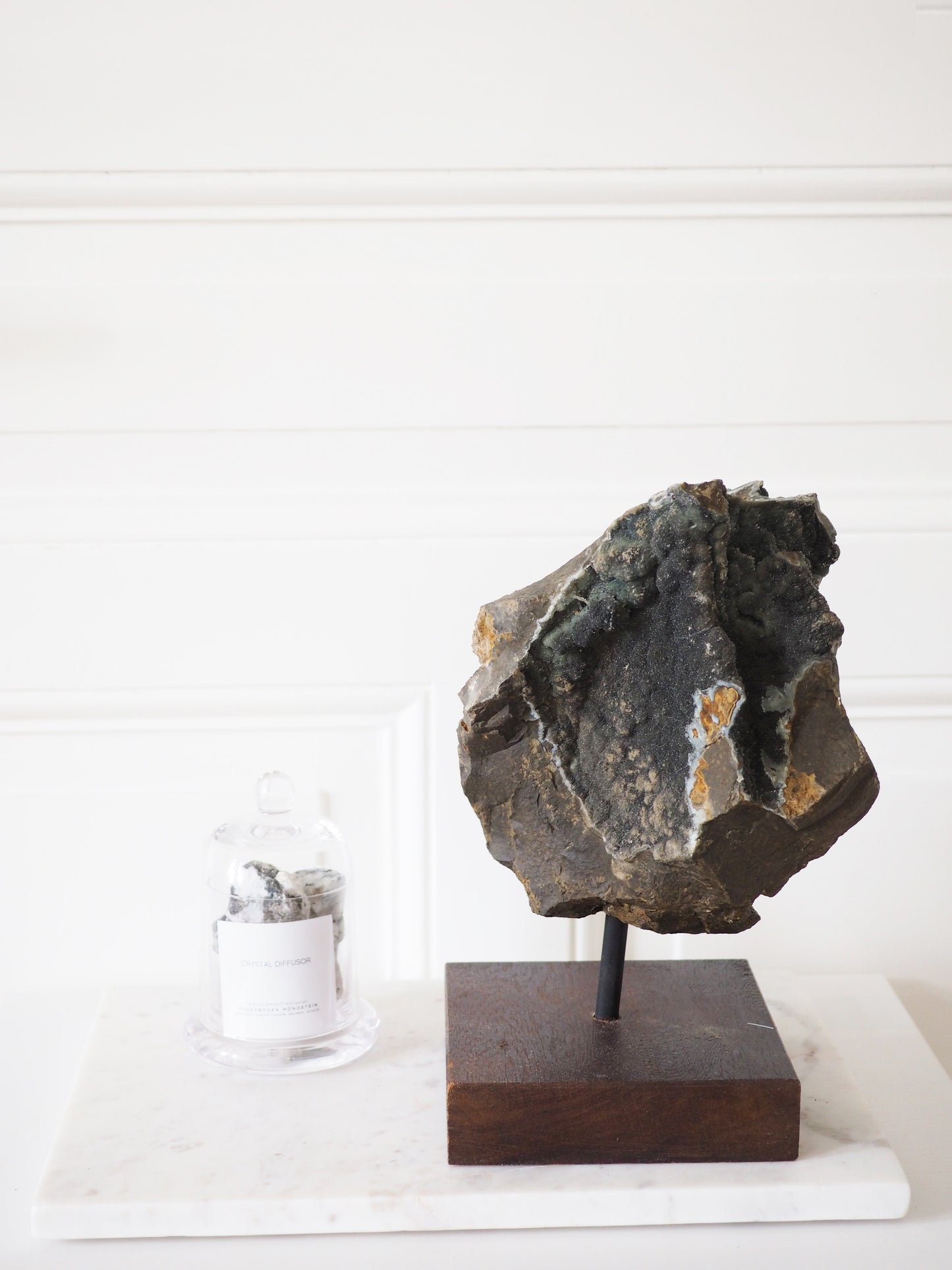Schwarzer Chalcedon in Basalt auf Ständer - Amethyst in Basalt on Stand ca 4.9Kg  38 cm - aus Brasilien