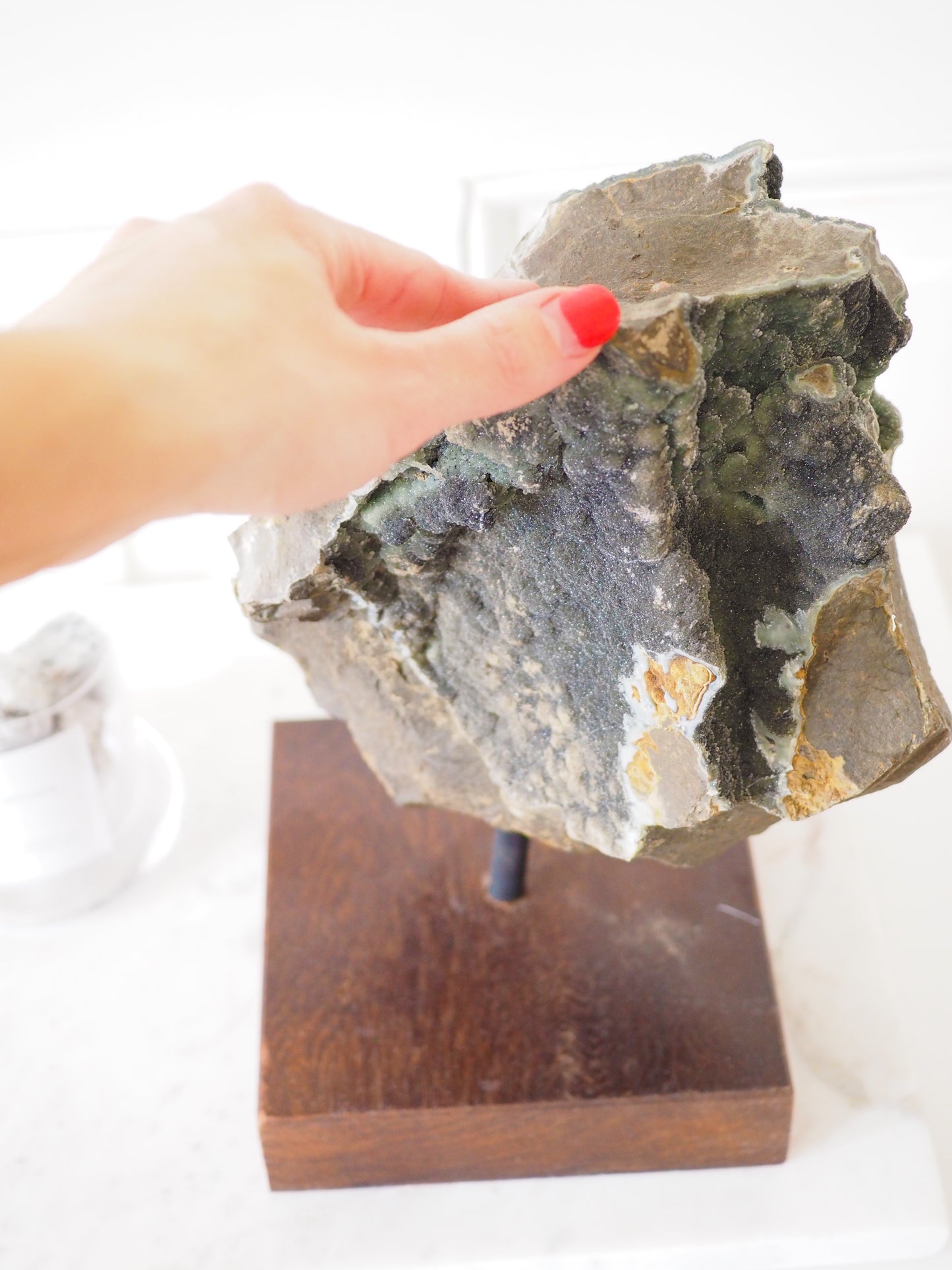 Schwarzer Chalcedon in Basalt auf Ständer - Amethyst in Basalt on Stand ca 4.9Kg  38 cm - aus Brasilien