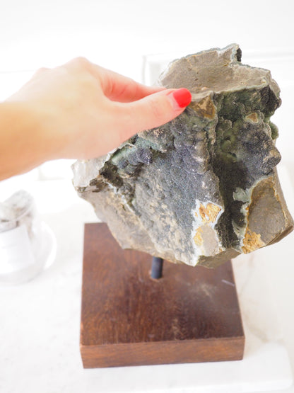 Schwarzer Chalcedon in Basalt auf Ständer - Amethyst in Basalt on Stand ca 4.9Kg  38 cm - aus Brasilien