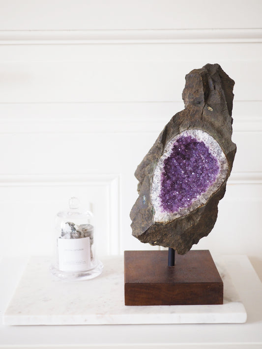 Amethyst in Basalt auf Ständer - Amethyst in Basalt on Stand ca 4.6kg 36 cm - aus Brasilien