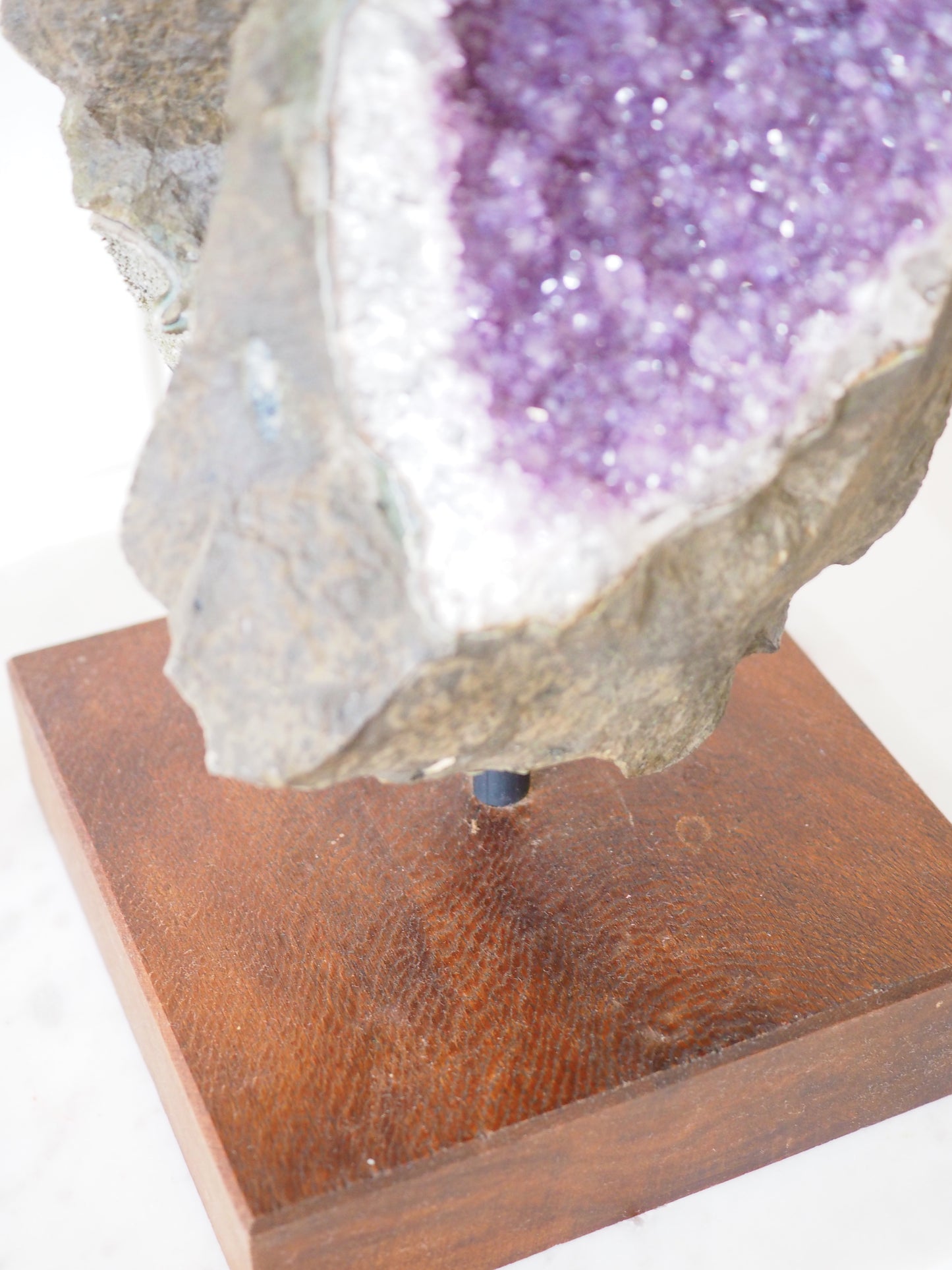 Amethyst in Basalt auf Ständer - Amethyst in Basalt on Stand ca 4.6kg 36 cm - aus Brasilien