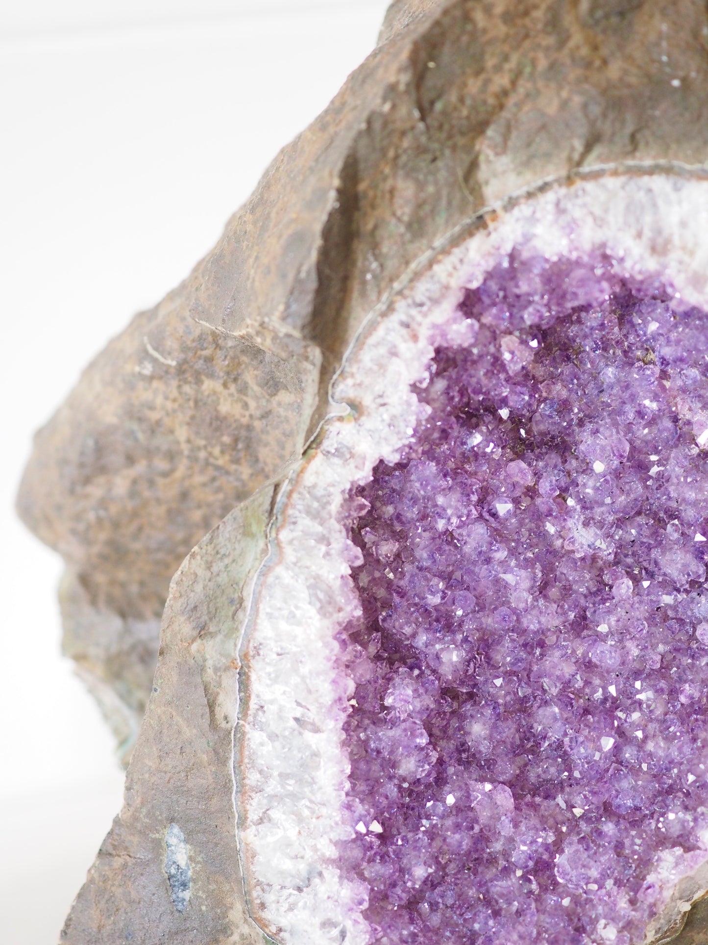 Amethyst in Basalt auf Ständer - Amethyst in Basalt on Stand ca 4.6kg 36 cm - aus Brasilien