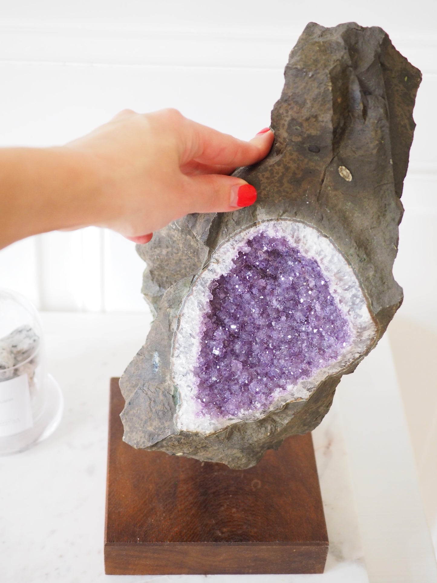 Amethyst in Basalt auf Ständer - Amethyst in Basalt on Stand ca 4.6kg 36 cm - aus Brasilien