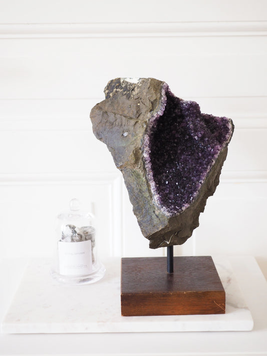 Amethyst in Basalt auf Ständer - Amethyst in Basalt on Stand ca 5.7 kg 32cm - aus Brasilien