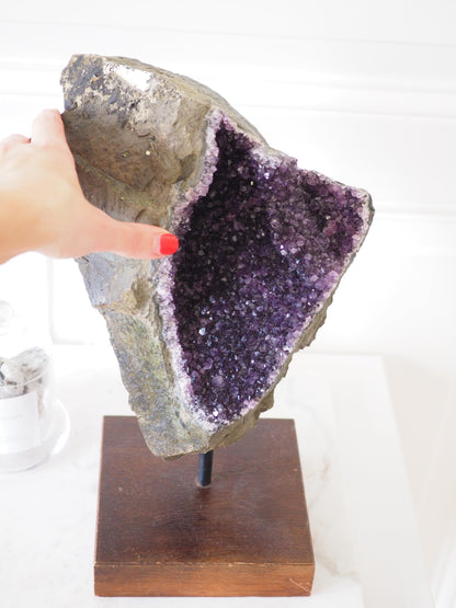 Amethyst in Basalt auf Ständer - Amethyst in Basalt on Stand ca 5.7 kg 32cm - aus Brasilien