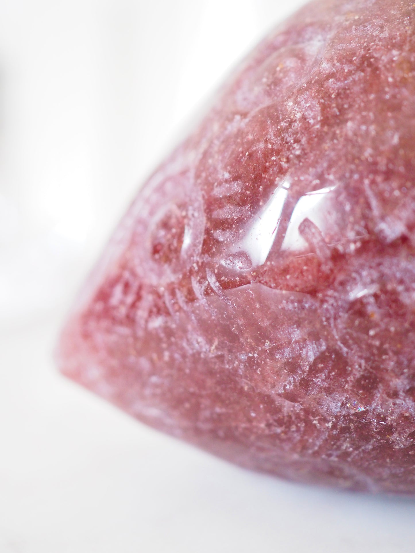 Erdbeerquarz . Roter Aventurin Erdbeere . Strawberry Quartz Strawberry ca. 10 cm  500g. aus Indien Hand Carved