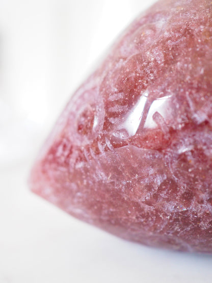 Erdbeerquarz . Roter Aventurin Erdbeere . Strawberry Quartz Strawberry ca. 10 cm  500g. aus Indien Hand Carved
