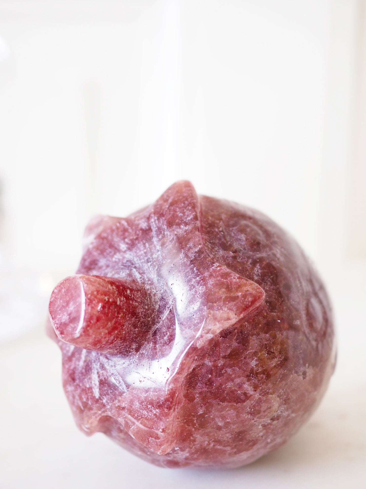 Erdbeerquarz . Roter Aventurin Erdbeere . Strawberry Quartz Strawberry ca. 10 cm  500g. aus Indien Hand Carved