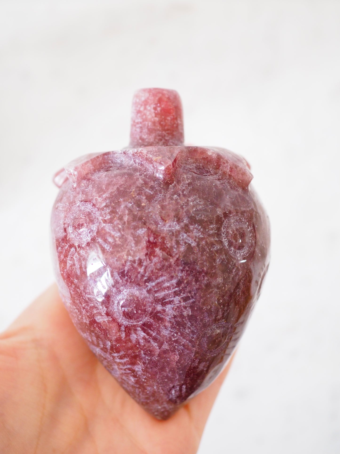 Erdbeerquarz . Roter Aventurin Erdbeere . Strawberry Quartz Strawberry ca. 10 cm  500g. aus Indien Hand Carved