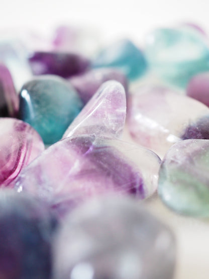 Regenbogen Fluorit Trommelstein . Rainbow Fluorite Tumble ca 2-4 cm - aus China HIGH QUALITY