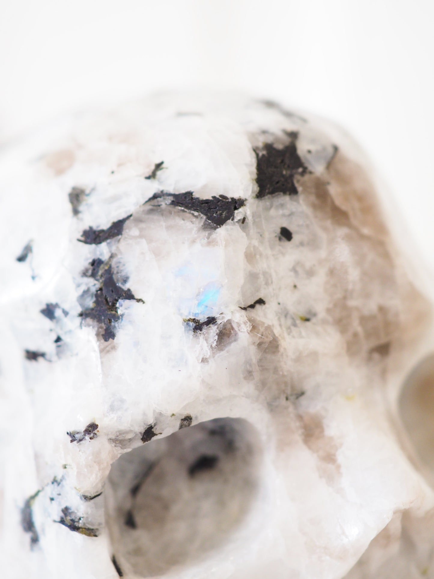 Regenbogen Mondstein Totenkopf . Rainbow Moonstone Skull ca. 11 x 10 cm xxx g - aus Indien . Handcarved in China  High Quality
