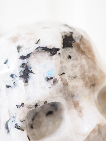 Regenbogen Mondstein Totenkopf . Rainbow Moonstone Skull ca. 11 x 10 cm xxx g - aus Indien . Handcarved in China  High Quality