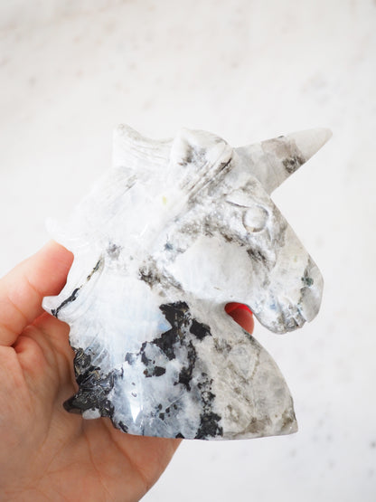 Regenbogen Mondstein  . Weißer Labradorit Einhorn . Rainbow Moonstone . White Labradorite Unicorn ca. 10 cm - aus Madagascar Handcarved